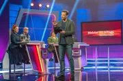Bereit zum Mitraten? Beim SWR Wissensquiz "Meister des Alltags" begrüßt Gastgeber Florian (Mitte) seine prominent besetzten Rateteams. Zu sehen sind (v. li.) Moderatorin Enie van de Meiklokjes und Telefonschreck Bodo Bach sowie Comedienne Meltem Kaptan. Den Gewinn spendet "Meister des Alltags" einem guten Zweck.