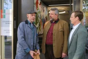 Hausmeister Hans Förstermann (Mats Reinhardt, l.) fragt die Kommissare Stadler (Dieter Fischer, M.) und Bach (Patrick Kalupa, r.) nach dem Stand der Ermittlungen.