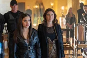 Maggie Vera (Sarah Jeffery, l.); Abigael (Poppy Drayton, r.)