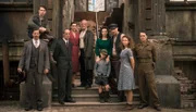 Von links nach rechts: der Bauer Josef Halfen (Henning Baum, vorne li.), Michel (Jonathan Berlin, hinten li.), Josef Rogowski (Thomas Bestvater), Anna Roth (Christiane Paul), ihr Mann Adam (Ernst Stötzner), Sophie Roth (Sarah Horvath), Sophies Mann Francesco Grasso (Adam Vacula), Sophies Sohn Paul (Luis Vorbach), Eva Roth (Muriel Wimmer) und der belgische Soldat René Valmund (Nikolai Kinski).