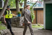 DC Jason Murray (Chris Jenks, r.) und ein uniformierter Polizist (Komparse, l.) unterstützen Karen bei der Verhaftung Gilbys.