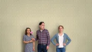Ralf Frieding (Thomas Loibl, M,) findet Gefallen an Tine (Kathrin von Steinburg, l.), der besten Freundin seiner Frau Annie (Bernadette Heerwagen, r.). Das findet Annie alles andere als lustig.