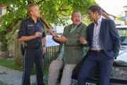Die Rosenheimer Kommissare fassen erste Ermittlungsergebnisse zusammen: Polizist Michi Mohr (Max Müller), Kommissar Korbinian Hofer (Joseph Hannesschläger) und Kommissar Sven Hansen (Igor Jeftic).