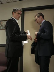 Reese (Jim Caviezel, l.) und Agent Alan Fahey (Luke MacFarlane)