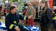 Das Feuer ist gelöscht. Jetzt muss noch der Streit zwischen Vater Jakob (Hans-Jochen Wagner, l.) und Tochter Alex (Henriette Nagel, r.) geschlichtet werden - Fritz (Guido Hammesfahr, M.) hat sein bestes versucht.