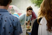 Schnell wird Hunter (Max Ehrich) klar, dass Norrie nicht mehr die ist, die sie in der Parallelwelt war und das gefällt ihm ganz und gar nicht ...