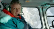 Colin Devey auf dem Weg zur Zugspitze. Auf dem Zugspitzplateau trifft er weitere Wissenschaftler, um sie in ihre Forschungsstation im Steilhang unter dem Zugspitzgipfel zu begleiten.