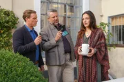 Die Kommissare Bach (Patrick Kalupa, l.) und Stadler (Dieter Fischer, M.) informieren Rita Liebing (Sabrina White, r.) über den Tod ihres Bruders.