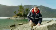 Am Fuße der Zugspitze liegt der malerische Eibsee. Die Inseln im See sind die Überreste eines gewaltigen Bergsturzes.