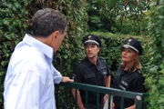 Mattes (Matthias Schloo, M.) und Melanie (Sanna Englund, r.) werden misstrauisch, weil Olaf Führmann (Rainer Laupichler, l.) sich weigert, die Polizei auf sein Grundstück zu lassen: Hat er etwas mit dem Verschwinden des Tigerbabys zu tun?