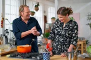 In der Heimatküche von Björn Freitag und Antje de Vries kommt der Spaß beim Kochen auch nicht zu kurz.