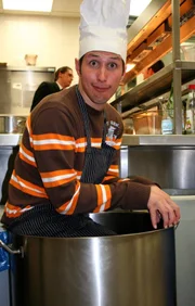 Willi ist in der Restaurantküche im Kochtopf gelandet. Bei den Vorbereitungen in der Küche geht es eben hoch her!