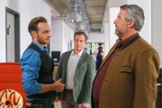 Tom Brunner (Gabriel Raab, l.) gibt vor den Kommissaren Bach (Patrick Kalupa, M.) und Stadler (Dieter Fischer, r.) zu, eine geheime Beziehung mit seinem Chef gehabt zu haben.