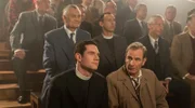 ONE GRANTCHESTER, "Staffel 5, Folge 5", am Mittwoch um 21:45 Uhr. v.l.n.r. Will Davenport (Tom Brittney) und Geordie Keating (Robson Green). Hinten v.l.n.r.: Nick Brimble (Jack Chapman), Al Weaver (Leonard Finch).