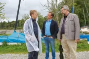 Polizist Mohr (Max Müller, l.) gibt den Kommissaren Stadler (Dieter Fischer, r.) und Bach (Patrick Kalupa, m.) erste Informationen zur toten Taucherin am Tatort.