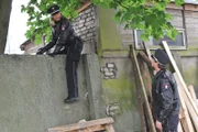Melanie (Sanna Englund, l.) und Henning (Uwe Fellensiek, r.) verfolgen den mutmaßlichen Täter.
