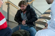 Noch in der Notaufnahme muss Julia (Mirka Pigulla, l.) mit Dr. Matteo Moreau (Mike Adler, r.) dem Besucher Darian Gooste (Sepp Klein, M.) zu Hilfe eilen. Als der verwahrloste Mann erzählt, dass er aus einem Baum auf sein Messer gefallen ist, werden die Ärzte etwas stutzig.