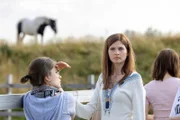 Victoria (Hanna Ardéhn, M.) hat ihre Kindheit tiefe Wunden hinterlassen. Neben ihr ihre Schwester Agnes (Tehilla Blad, l.).