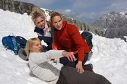 Sonja (Chiara Schoras, r.) und Laura (Charleen Deetz, m.) finden die schwerverletzte Emilia Gruber (Cordula Zielonka, l.).
