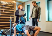 Wenige Stunden nach dem Start-up-Event "Kitz4Future" ist Tim Trebo tot. Auch Steffi (Veronika Polly, M.) und Lukas (Jakob Seeböck, r.) wissen, dass Trebo sich auf seinem Weg zum Erfolg einige Feinde gemacht hat.