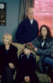 V.l.: Jennifer Carter: Haydn Gwynne; (sitzend) Howard: Rory Copus; (stehend) Digby Frears: William Chubb; Phoebe Frears: Lydia Leonard