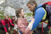 Katharina (Luise Bähr, l.) und Tobias (Markus Brandl, 2.v.l.) kümmern sich um die schwer verletzte Carola (Michaela Schausberger, M.), während Markus (Sebastian Ströbel, r.) versucht, deren Tochter Mia (Mia-Sophie Ballauf, 2.v.r.) abzulenken.