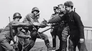 26. April 1945: „Amerikanische und russische Truppen treffen sich auf der zerstörten Brücke über die Elbe in Torgau, Deutschland. Die Amerikaner, links, und die russischen Soldaten sind zu sehen, wie sie sich gegenseitig die Hand reichen.