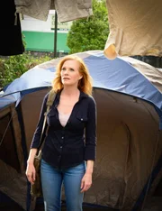 Christine (Marg Helgenberger) bringt einen tödlichen Plan ins Rollen, um die Gemeinschaft wieder hinter sich zu vereinen ...