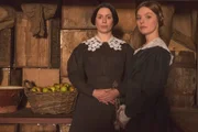 Von links nach rechts: Mrs. Jenkins (Eve Myles) und Skerrett (Nell Hudson).