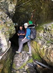 SRF bi de Lüt  Wunderland - Kandersteg / Gasterntal BE Teil 1 Staffel 7, Episode 5 Tonmann Janosch Röthlisberger und Nik Hartmann beim Höhleneingang Geltenbach