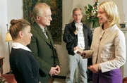 ARD MORD MIT AUSSICHT, III. Staffel, Folge 35 "Spuk in Hengasch", am Dienstag (11.11.14), um 20.15 Uhr im Ersten. Auf der Burg ist die Gräfin verstorben, Sophie Haas (Caroline Peters, r.) überreicht  im Beisein von  Dr. Bechermann (Patrick Heyn, 2.v.l.) Haushälterin Waltraud (Karla Trippel, r.) und Verwalter Harry Tölke (Falk Rockstroh, 2.v.l.) ihre Visitenkarte.