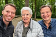 Drehen seit acht Jahren „Elstners Reisen": Tierfilmer Christian Ehrlich, TV-Dino Frank Elstner und Zoodirektor Matthias Reinschmidt.