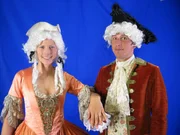 Willi und Annika haben sich Kleider aus der Zeit des Rokoko angezogen. Heute will Willi herausfinden, wie die Mode in Mode kommt.