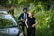 DS Karen Pirie (Lauren Lyle, l.) und ihre Kollegen DC Jason Murray (Chris Jenks, r.) sowie DS Phil Parhatka (Zach Wyatt, M.) kommen zur Farm, auf der Rosies Tochter lebt.