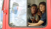 Toni (Leo Reisinger) mit seinen beiden „Ex“-Frauen Hanna (Kathrin von Steinburg, re.) und Luise (Wolke Hegenbarth) auf Verfolgungsjagd.