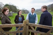 Die Farmer Elsie Crabtree (l, Chloe Harris), und Richard Alderson (r, Tony Pitts) haben Probleme mit ihrem erkrankten Vieh. Helen Herriot (2.v.l., Rachel Shenton) und James Herriot (Nicholas Ralph) versuchen zu helfen.