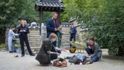 Die Gärtnermeisterin Imke Brehm (Katharina Kobus, 2.v.r.) wird im Botanischen Garten mit einer klaffenden Wunde am Kopf aufgefunden. Wer hat die umtriebige Forscherin auf so grausame Weise getötet? Während Dr. Helene Sturbeck (Katharina Blaschke, 3.v.l.) und Karoline Joost (Nike Fuhrmann, r.) die Leiche untersuchen, befragt der neue Kollege Eddi Jansons (Gustavs Gailus, 3.v.r.) aus Lettland den Mitarbeiter, der das Opfer entdeckt hat. Paula Moorkamp (Stella Hinrichs, 2.v.l.) und Lars Pöhlmann (Dominic Boeer, M.) lauschen den Erörterungen von Helene.