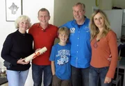Foto, v.li.: Josi, Trödelexperte Otto Schulte, Max, Willi und Nicole