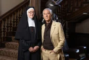 Sister Boniface (Lorna Watson, li.),  Lincoln Leigh Varsey (Denis Lawson, re.)