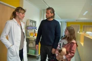 Mia (Mia-Sophie Ballauf, r.) möchte bei ihrer Mutter im Krankenhaus übernachten. Markus (Sebastian Ströbel, M.) und Frau Dr. Auerbach (Gundula Niemeyer, l.) können ihr diesen Wunsch nicht abschlagen.