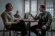 Louis Stadler (Thomas Pohn, l.) wird im Gefängnis von Kommissar Ben Halberg (Daniel Gawlowski, r.) verhört.