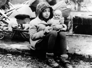 Mädchen aus einem Flüchtlingstreck mit einer Puppe im Arm. (undatierte Aufnahme, Deutschland Kriegsende)