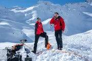 Ungewöhnlicher Suchauftrag für Rudi (Michael Pascher, l.) und Tobias (Markus Brandl, r.): Irgendwo unter dem Schnee sollen 500.000 Euro versteckt sein.