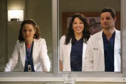Schließen Wetten ab, wer beim Tischtennis gewinnen wird: Jo (Camilla Luddington, l.), Alex (Justin Chambers, r.) und Callie (Sara Ramirez, M.) ...