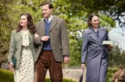 Helen Herriot (Rachel Shenton, li.) und James Herriot (Nicholas Ralph, mi.) besuchen gemeinsam mit Mrs. Hall (Anna Madeley, re.) eine Gartenparty zu Ehren der Rekruten.
