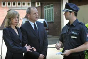 Mattes (Matthias Schloo, r.) befragt Eveline Kahrs (Anna Stieblich, l.) und ihren Mann Eberhard (Herbert Trattnigg, M.) zu der verschwundenen Kette ihrer Mutter.