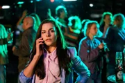 Sofia (Kiara Brunken) versucht Lukas zu erreichen, mit dem sie sich gestritten hat.