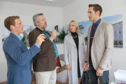 Die Kommissare Bach (Patrick Kalupa, l.) und Stadler (Dieter Fischer, 2.v.l.) möchten mehr über das Verhältnis zwischen dem Immobilienmakler Martin Bärlach (Alexander Mazza, r.) und der Frau des Toten, Barbara Quitt (Saskia Valencia, 2.v.r.) wissen.