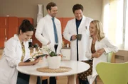 Konzil in der Praxisküche (v.l.n.r.): Dr. Carolin Thelen (Diane Willems), Dr. Timotheus von Hatzfeld (Tom Radisch), Dr. Christian Kleist (Francis Fulton-Smith, l.) und Tanja Ewald (Christina Athenstädt).