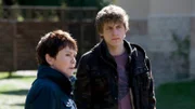 Jäckie (Oskar Bökelmann, r) will sich an Claas Wanhoff rächen. Karin (Katrin Sass, l) versucht das zu verhindern.